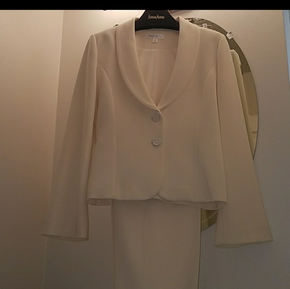 ♥️Black and white suit♥️